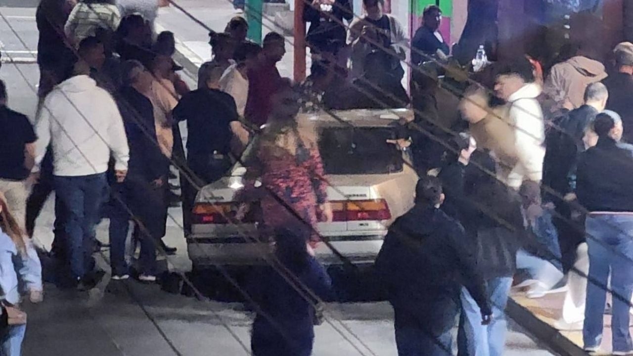 Moroleón'daki Ölüler Günü geçit töreninde bir sürücü seyircilerin arasına daldı (Video)