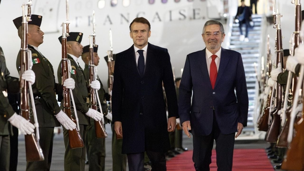 Emmanuel Macron trifft in Mexiko ein; er wird sich im Nationalpalast mit Sheinbaum treffen.