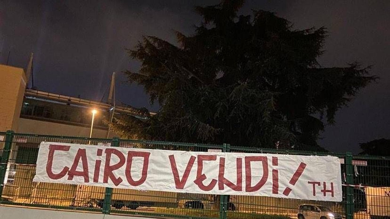 Anti-Kairo-Banner schmücken Turin während der Nacht | Auch Baricco marschiert.