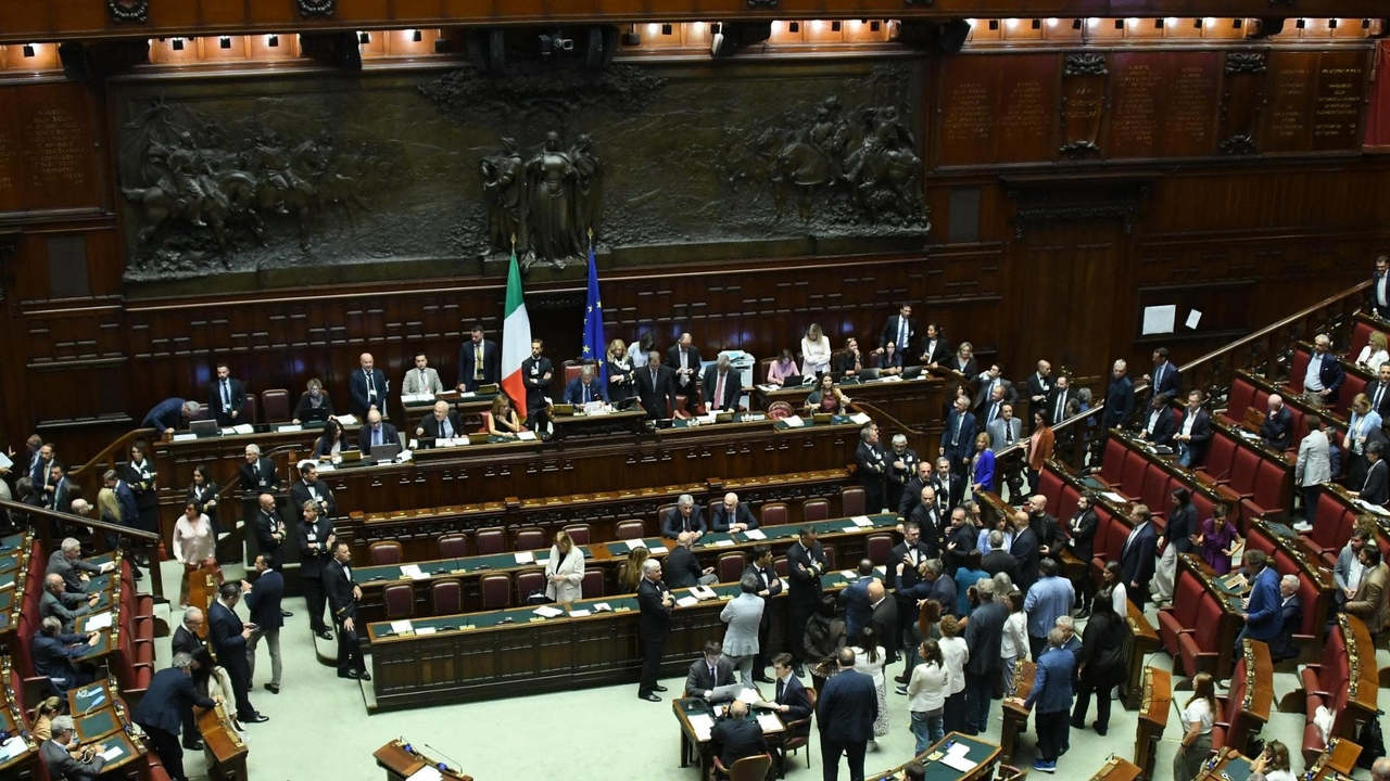 Die Demokratische Partei besteht darauf: „Wir werden den Saal blockieren, wenn die Regierung keinen Bericht über Gaza vorlegt.“ Tajani im Saal am 2. Oktober