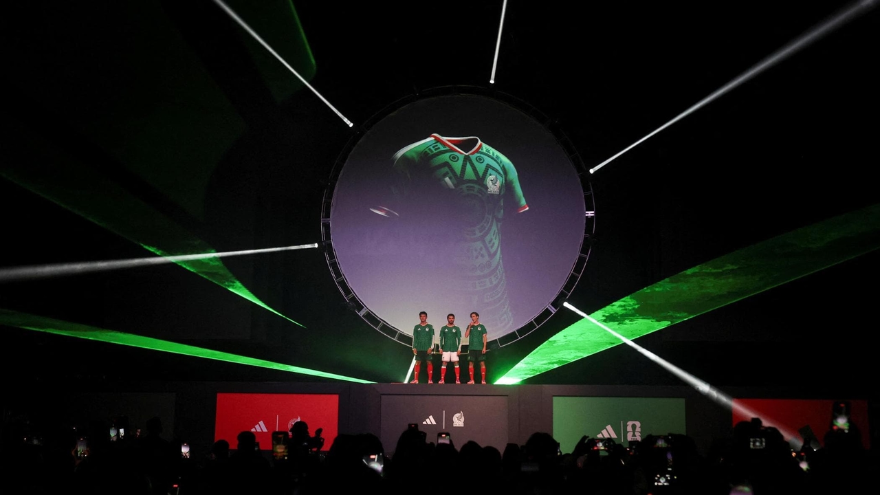 Meksiko'da, FIFA Dünya Kupası'na yedi ay kala. Aztec, bir sokak satıcısının peşinde.