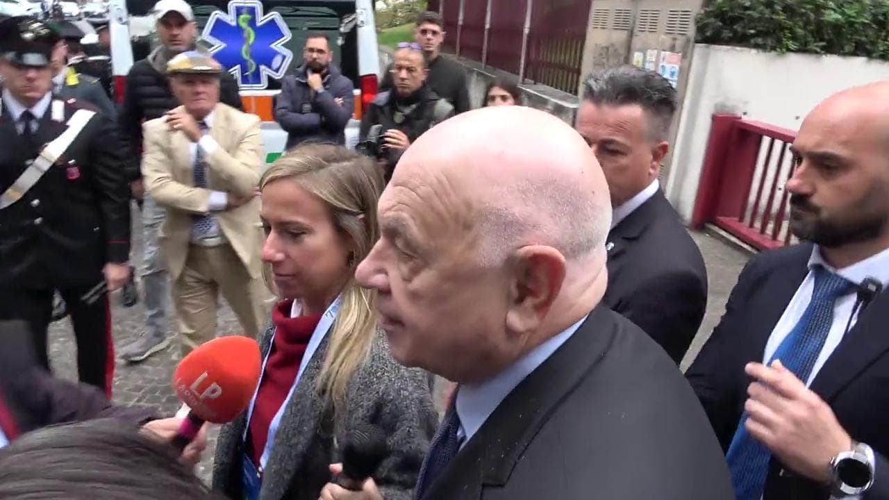 Caso Almasri, il ministro Nordio dribbla le domande dei cronisti: "L'arresto non significa niente"