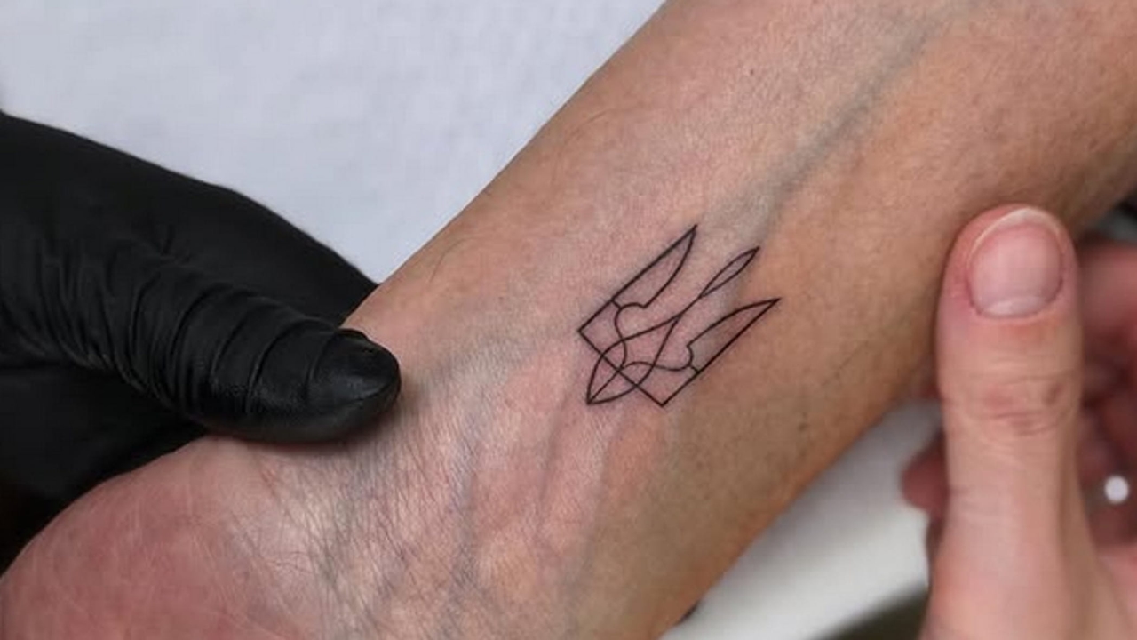 Le nouveau tatouage de Calenda : le symbole de l'Ukraine sur son poignet.