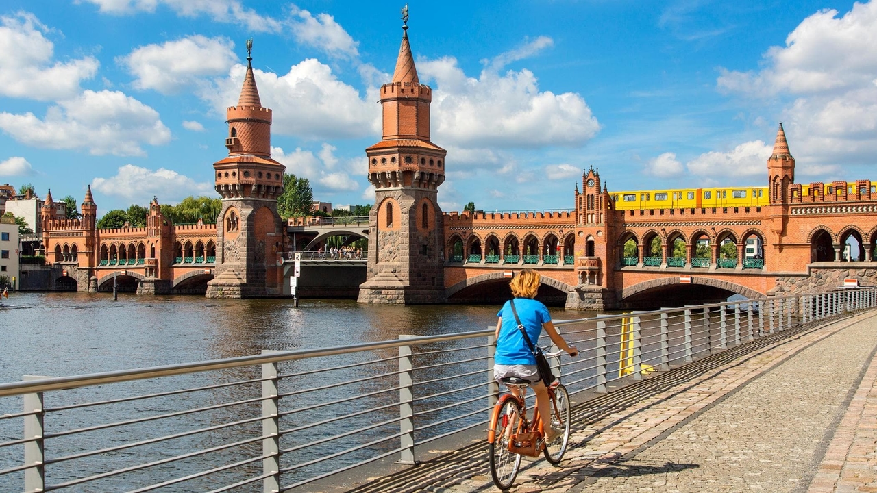 Berlino come Copenaghen: musei e servizi gratis ai turisti che fanno scelte sostenibili