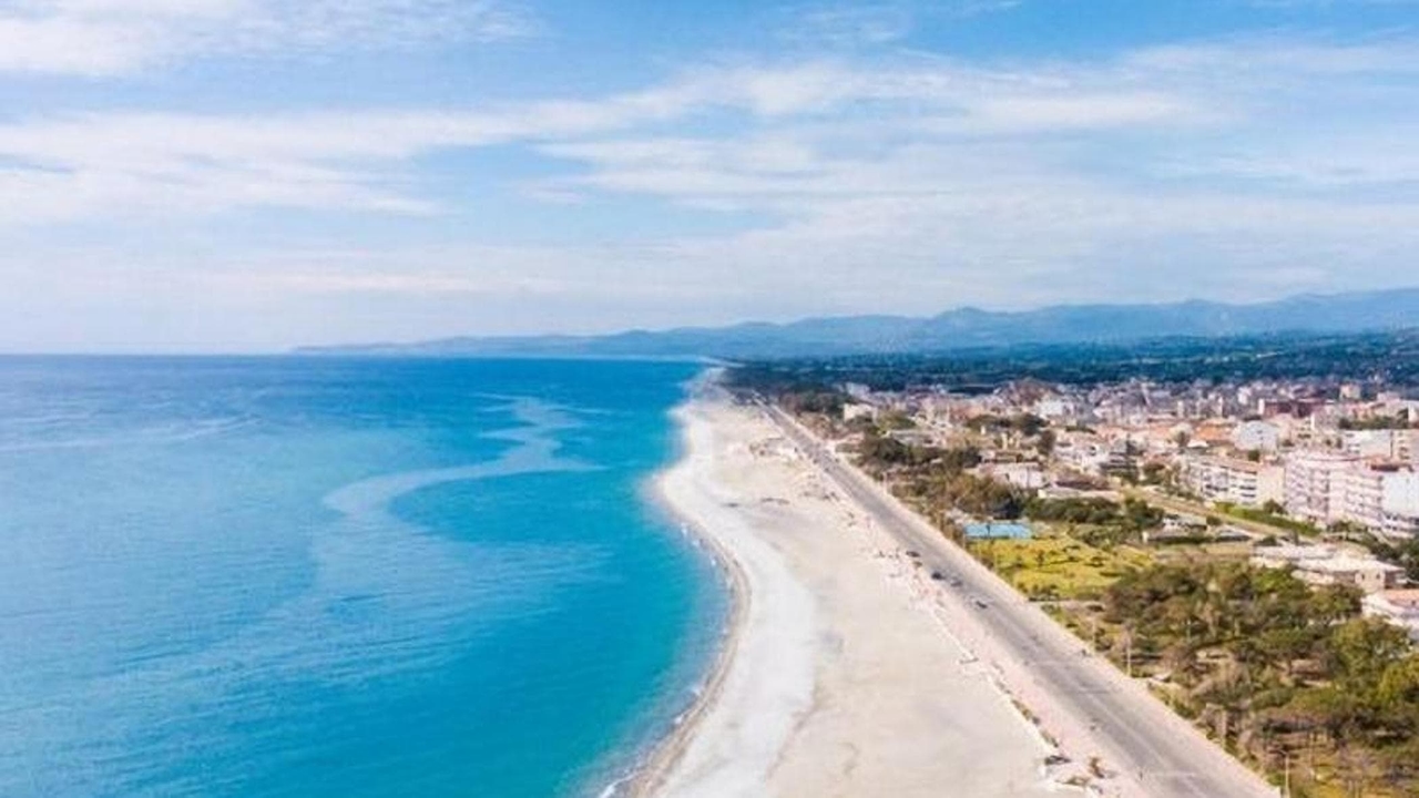 Bandiere Blu 2026, 257 i comuni premiati: boom Calabria, entrano Rimini, Lipari e Monte Argentario | Foto Le 14 new entry